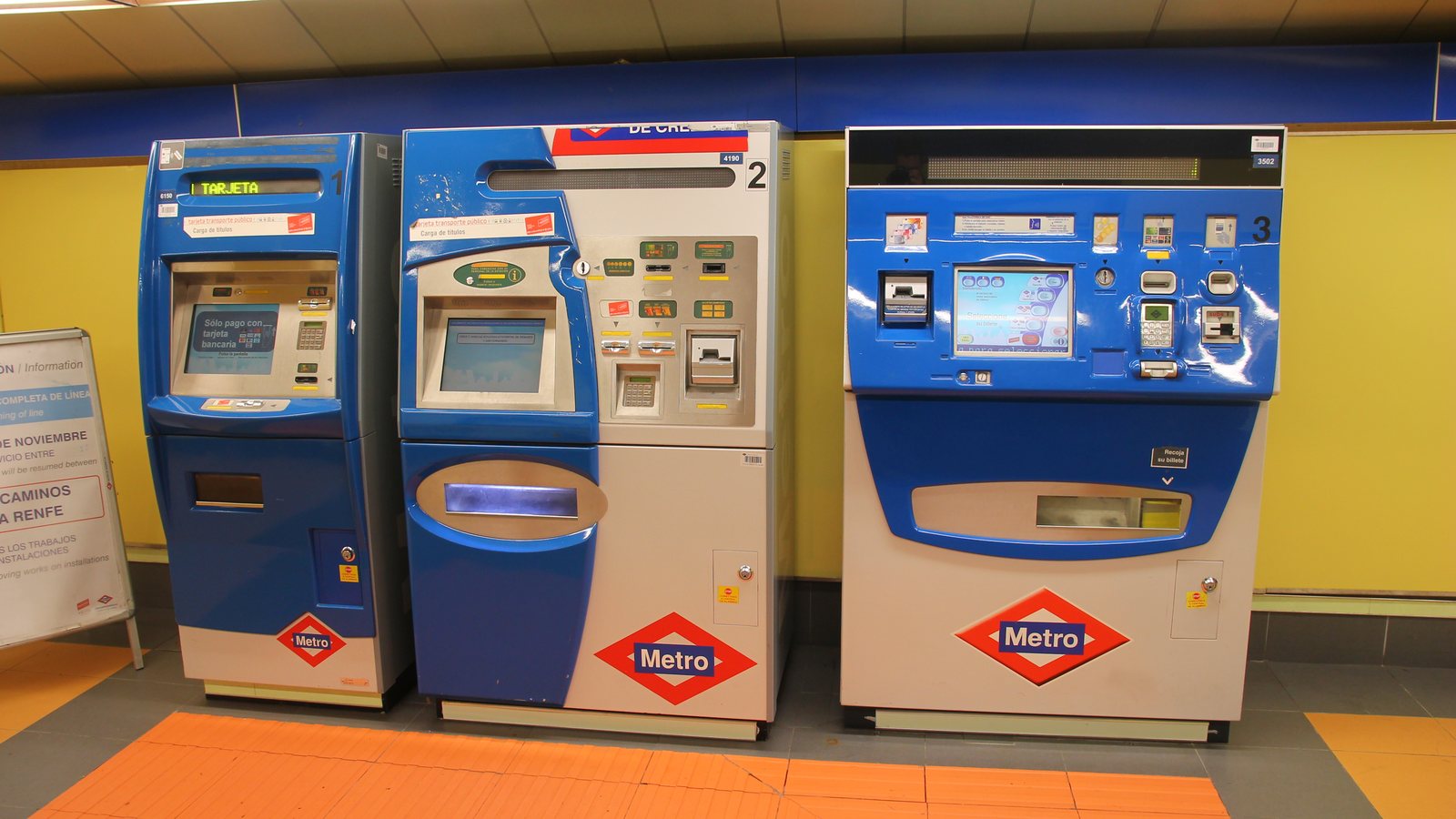 Máquinas de venta y recarga de la Tarjeta Transporte Público en el Metro de Madrid