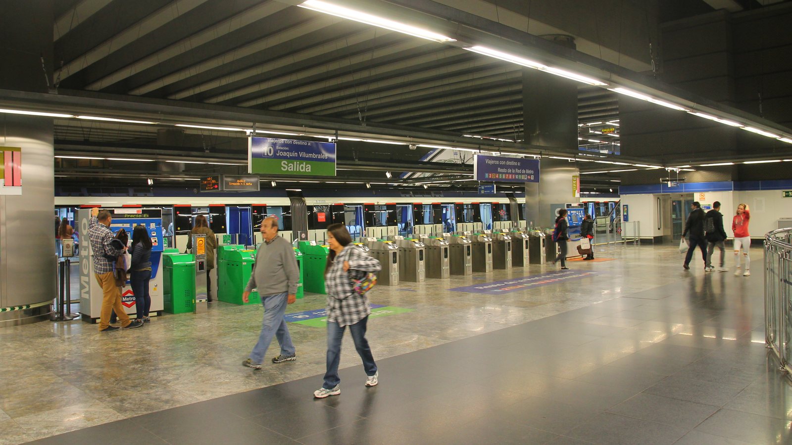 Tornos de entrada del Metro de Madrid donde se valida la Tarjeta Transporte Público